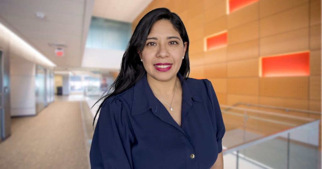 Image of Cinthia Silva, BMS woman employee, in a workplace setting